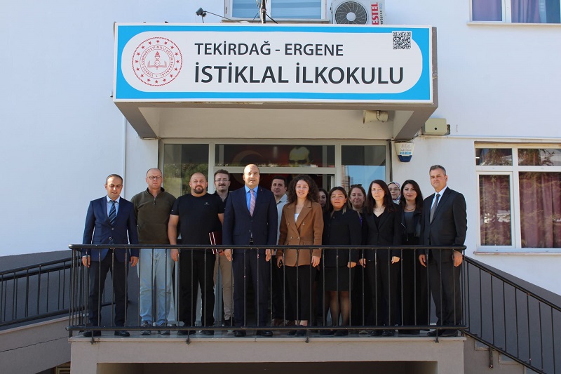 Kaymakamımız Kadir Duman İstiklal İlkokulu Bahçe Zemininin Yenilenmesini Üstlenen Hayırseverlere Plaket Takdim Etti